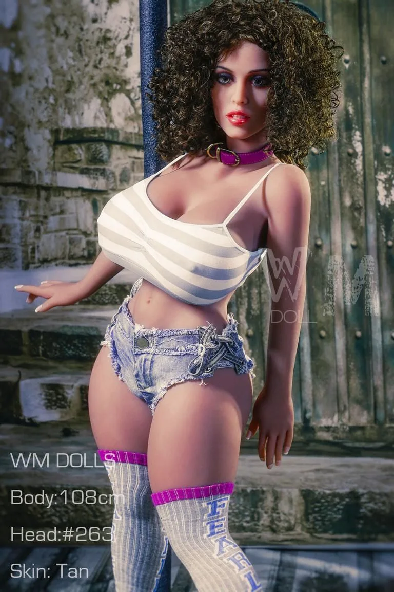 Small sex doll Neele view 3