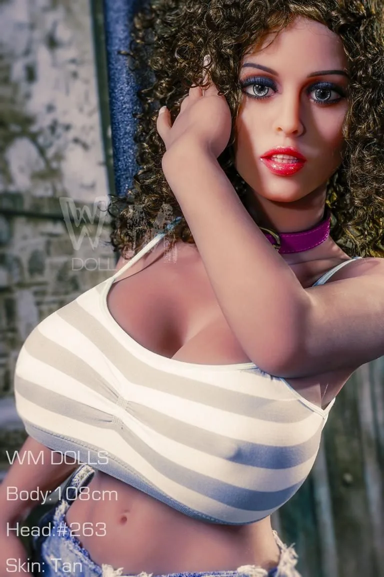 Small sex doll Neele view 7
